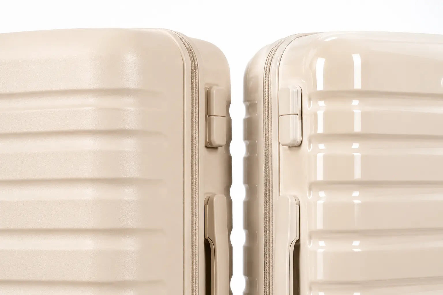 deux valises rigides côte à côte, l'une mate l'autre brillante, comparatif polycarbonate vs ABS