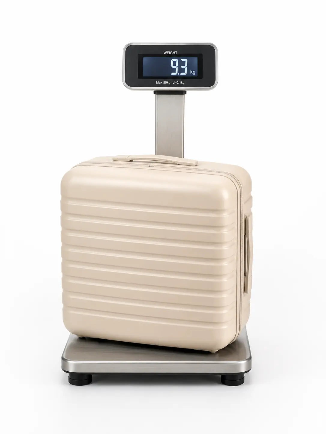 valise posée sur un pèse-bagage, affichage numérique visible, fond blanc minimaliste